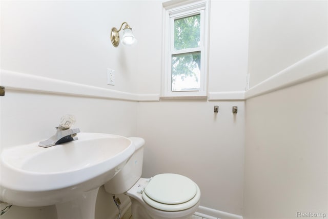 2810 Otsego Rd, Waterford, MI 48328 - half bathroom with toilet