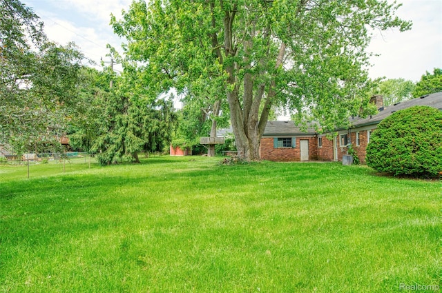 2810 Otsego Rd, Waterford, MI 48328 - view of grassy yard