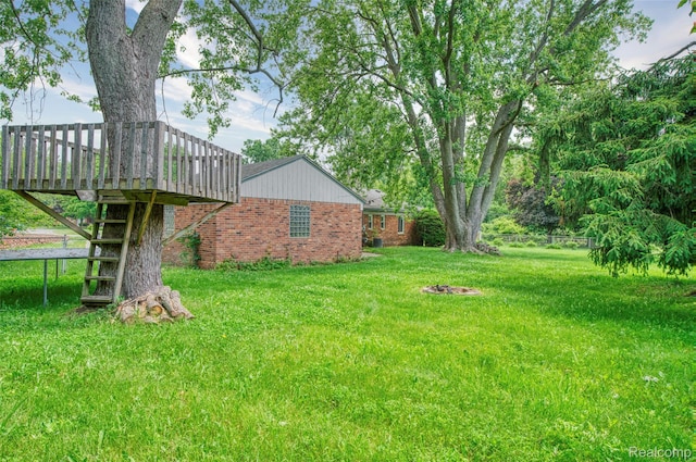 2810 Otsego Rd, Waterford, MI 48328 - view of grassy yard with a deck