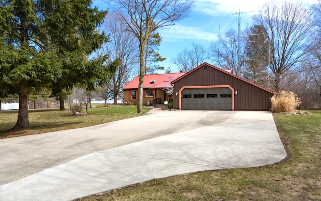 view of front facade featuring a front lawn, an attached garage, and driveway