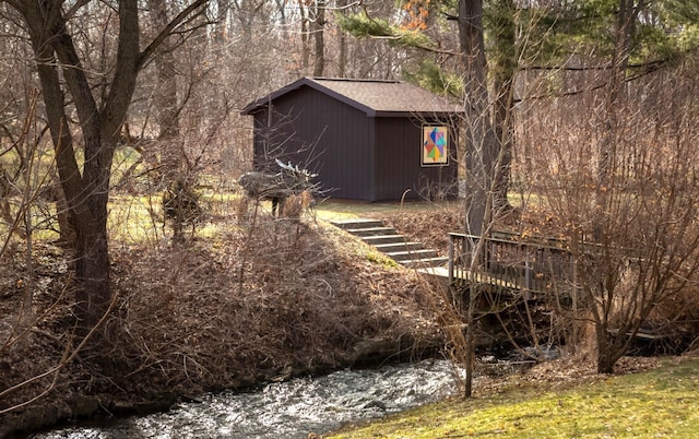 view of yard with a forest view and an outdoor structure