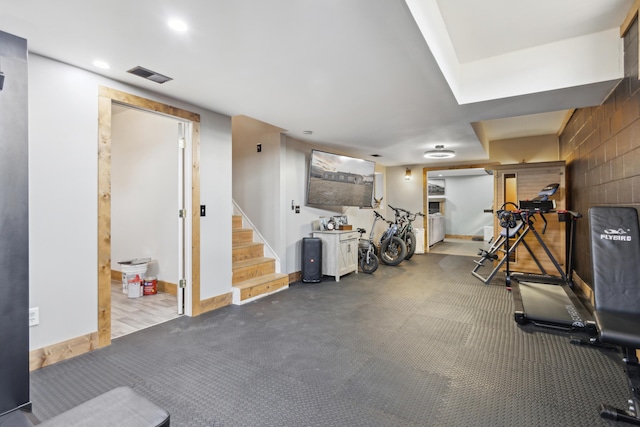 exercise room featuring visible vents, recessed lighting, and baseboards