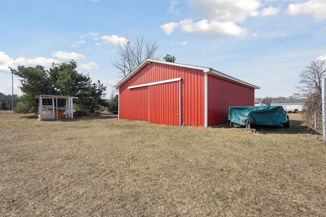 view of pole building featuring a lawn