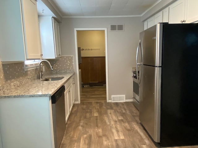 kitchen featuring a sink, visible vents, appliances with stainless steel finishes, and white cabinets