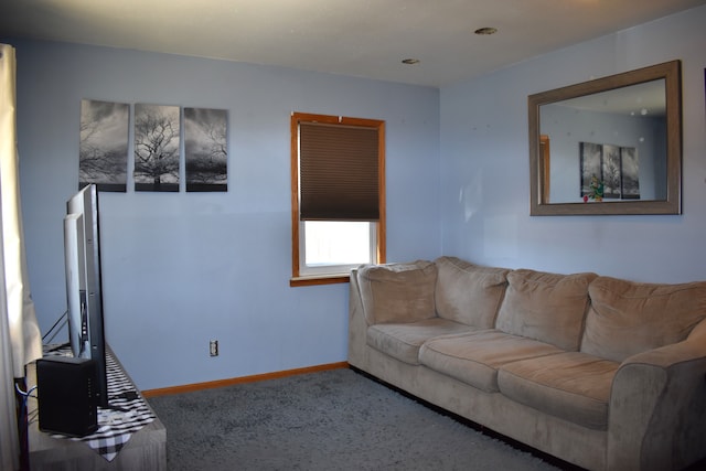 living area featuring carpet and baseboards