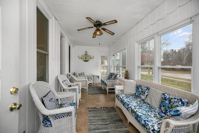 sunroom with ceiling fan