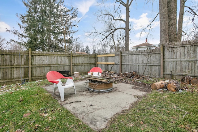 view of yard featuring a patio, a fenced backyard, and an outdoor fire pit