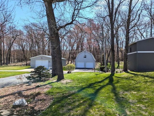 view of yard with an outbuilding and a garage