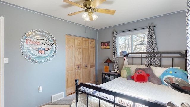 bedroom featuring visible vents, a closet, and a ceiling fan