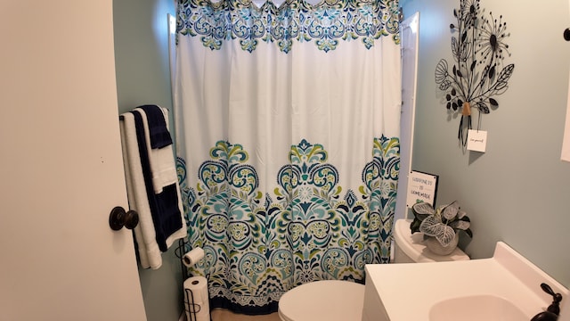 full bathroom featuring curtained shower, toilet, and vanity