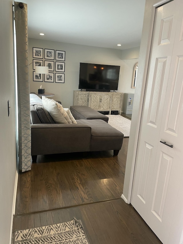 living room featuring dark wood finished floors, recessed lighting, and baseboards