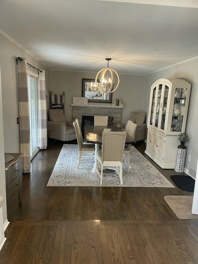 dining room featuring ornamental molding, dark wood-style flooring, and a chandelier