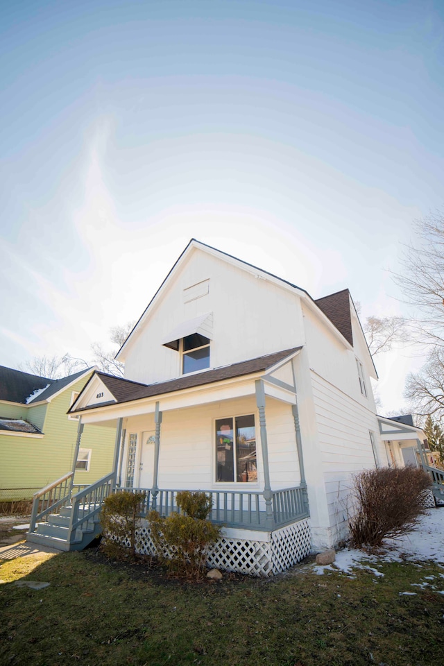 view of front facade with a front lawn and covered porch