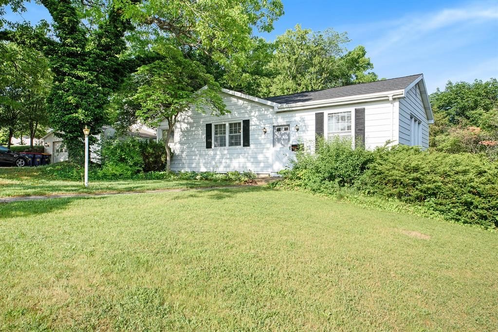 ranch-style house with a front yard