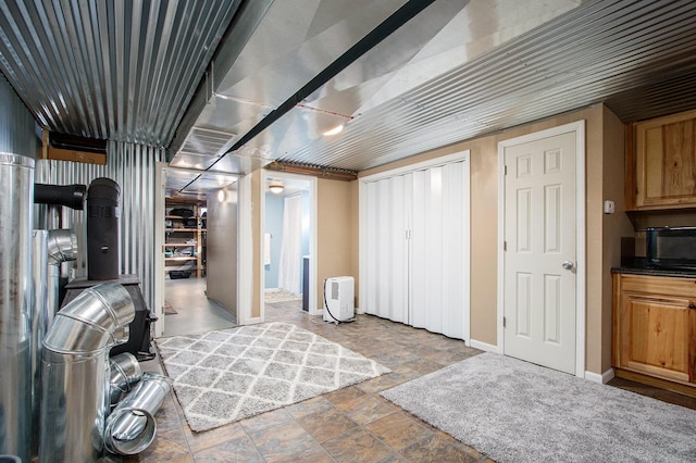 finished basement with visible vents, stone finish flooring, and baseboards