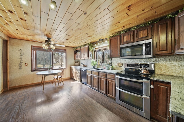 kitchen with a sink, tasteful backsplash, dark wood-type flooring, a ceiling fan, and appliances with stainless steel finishes