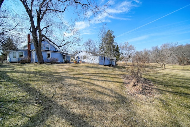 view of yard with an outbuilding