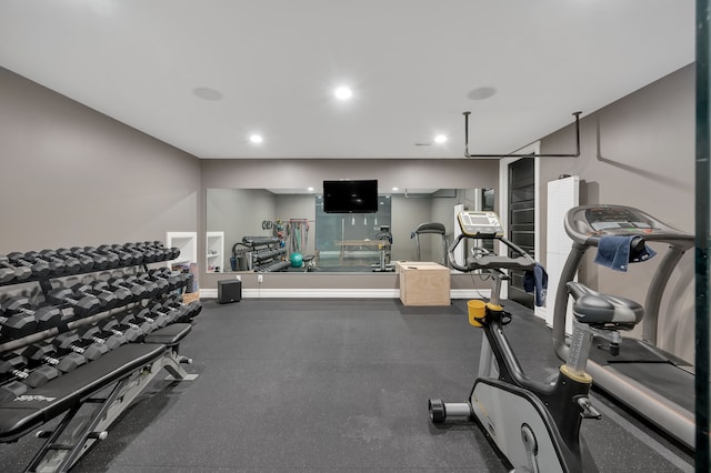 exercise room featuring baseboards