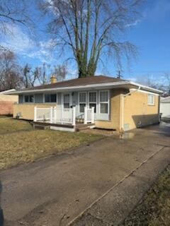 view of front of property featuring covered porch and driveway