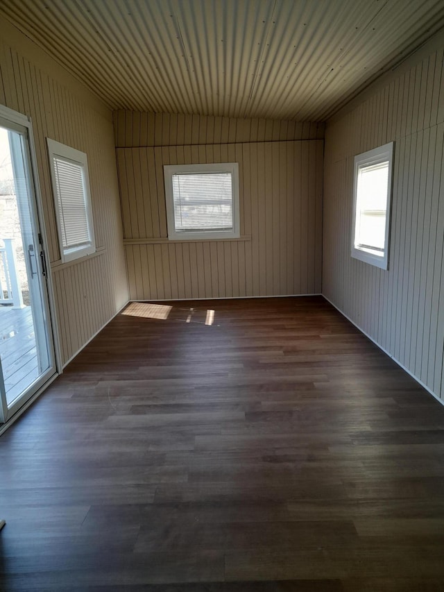 spare room featuring dark wood-style floors