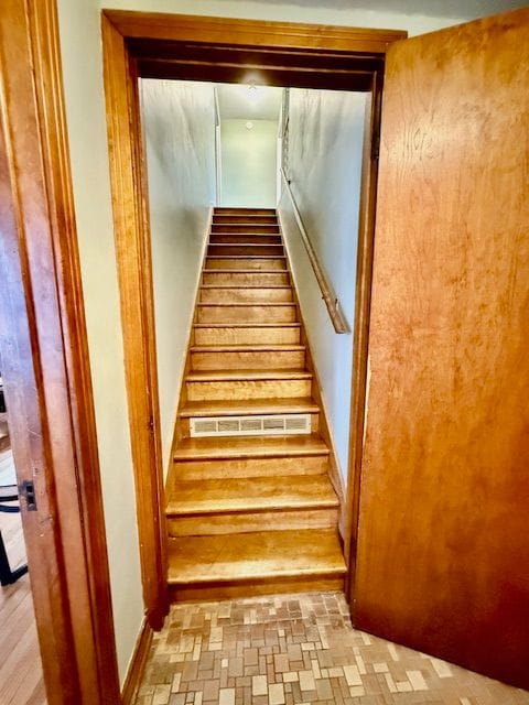2126 Pierce St, Flint, MI 48503 - view of stairway