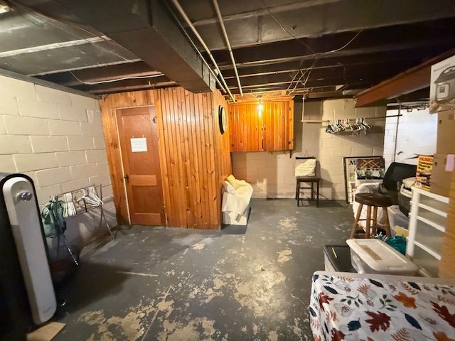 2126 Pierce St, Flint, MI 48503 - unfinished below grade area with concrete block wall