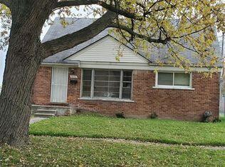 view of front of home featuring a front yard and brick siding