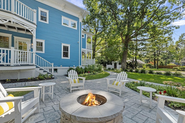 view of patio with a fire pit
