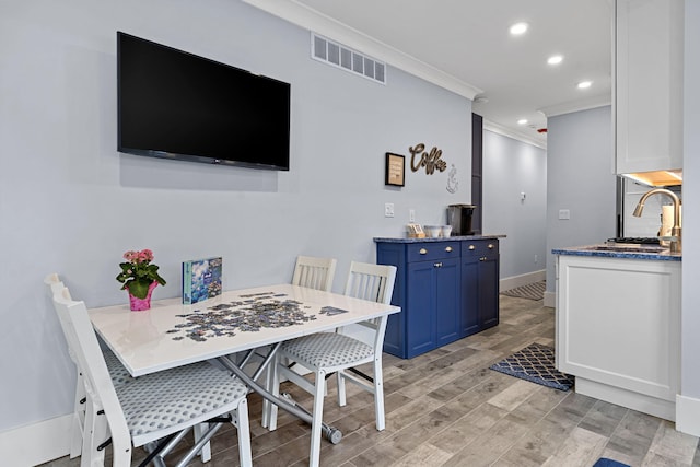 dining space with baseboards, visible vents, recessed lighting, crown molding, and light wood-type flooring
