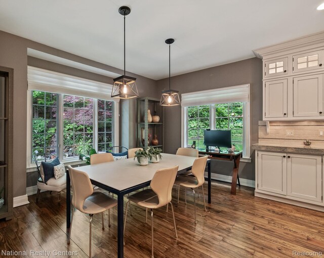 6654 College Park, Clarkston, MI 48346 - dining area with dark wood-type flooring and baseboards