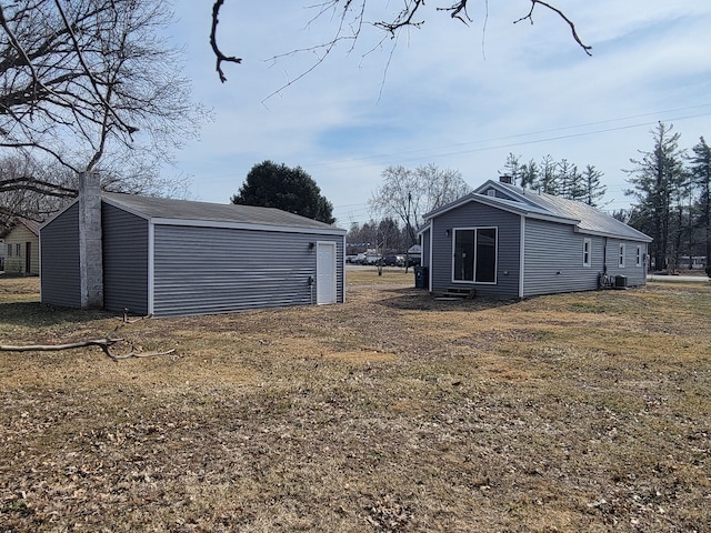 view of yard featuring an outdoor structure