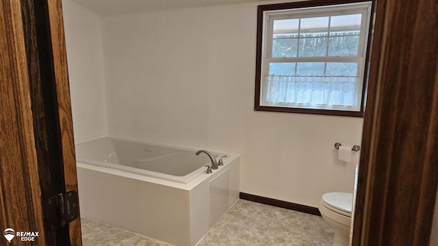 full bath with a garden tub, toilet, and baseboards
