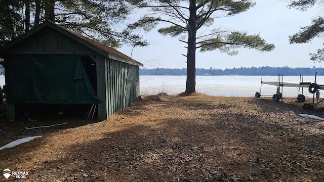 view of yard featuring a water view