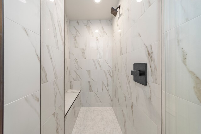 bathroom featuring a tile shower