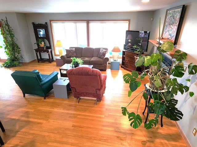 living room with light wood-style flooring, baseboards, and recessed lighting