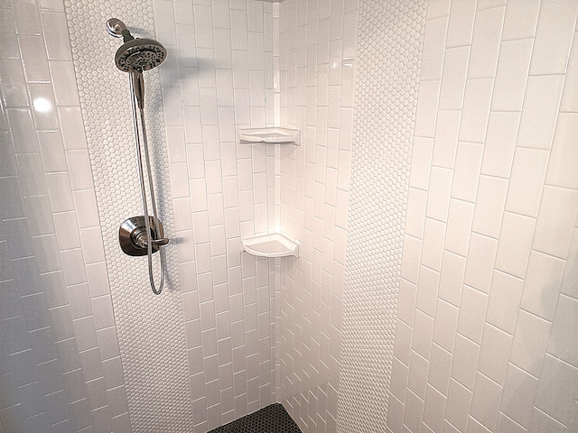 room details featuring a tile shower