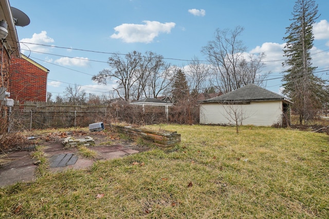 view of yard featuring an outbuilding and fence