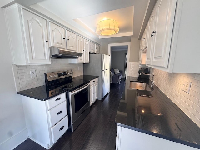 1420 E Oakbrook E Unit 63, Rochester Hills, MI 48307 - kitchen featuring under cabinet range hood, stainless steel electric stove, a sink, a tray ceiling, and dark countertops
