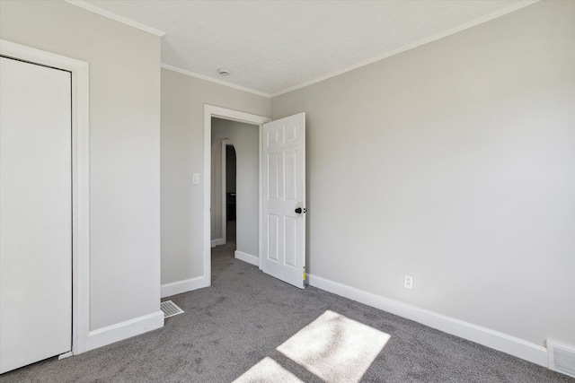 unfurnished bedroom featuring arched walkways, visible vents, and baseboards