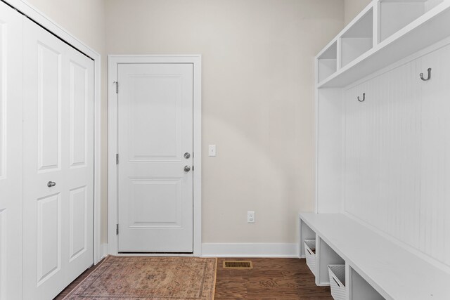 mudroom with visible vents, dark wood-style floors, and baseboards