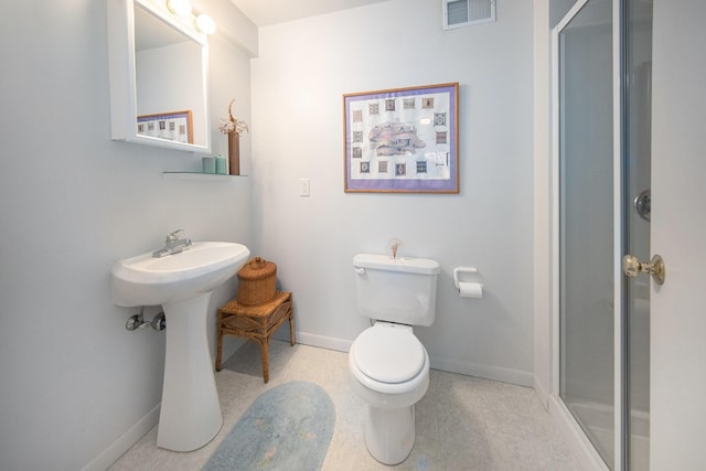 full bathroom featuring a shower stall, toilet, baseboards, and visible vents