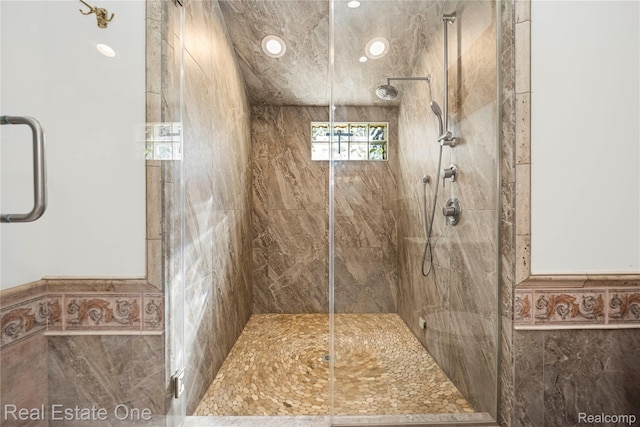 28190 Wildwood Trl, Farmington Hills, MI 48336 - bathroom featuring a tile shower