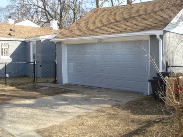 20885 Westview Ave, Ferndale, MI 48220 - detached garage featuring fence and a gate