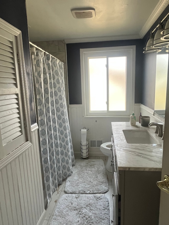 full bathroom with vanity, visible vents, wainscoting, curtained shower, and toilet