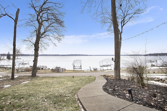 view of yard featuring a water view