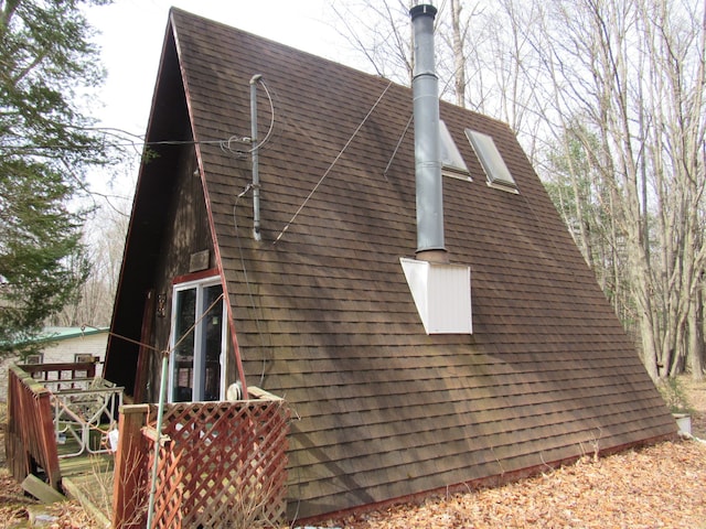 5892 Woodland Dr, Lake, MI 48632 - view of side of home with a shingled roof