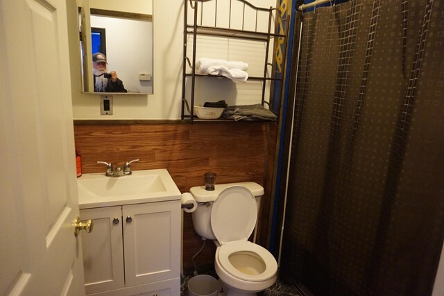 1758 Manor Rd, Au Gres, MI 48703 - bathroom featuring curtained shower, toilet, and vanity