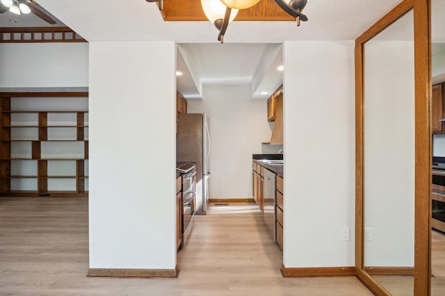 131 E Jolly Rd Unit E6, Lansing, MI 48910 - kitchen featuring light wood-style floors, ceiling fan, baseboards, stainless steel appliances, and recessed lighting
