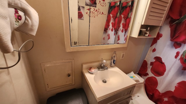 bathroom featuring curtained shower and vanity