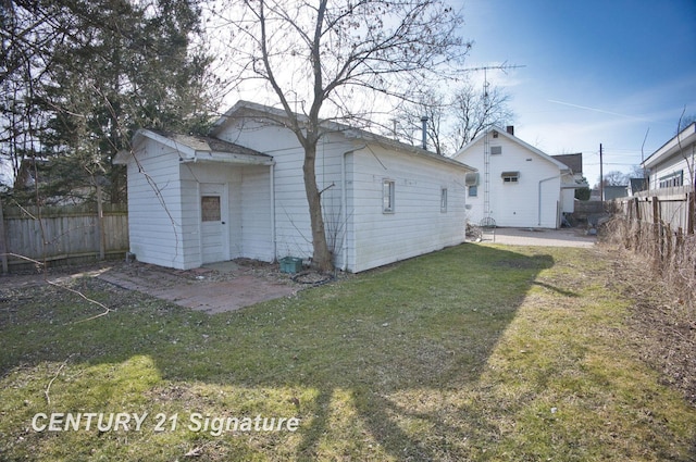 308 S Elm St, Saginaw, MI 48602 - rear view of house featuring a yard and a fenced backyard